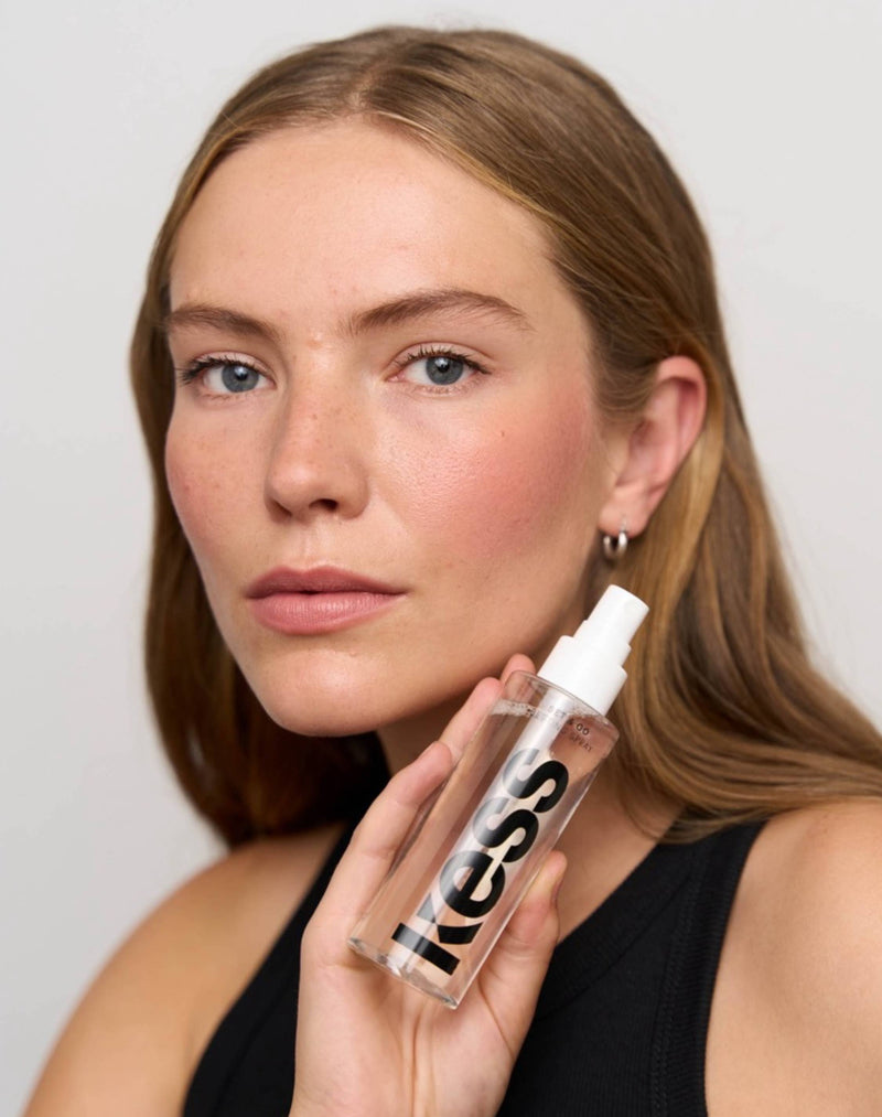 ; Rosaly trägt das Set & Go Setting Spray