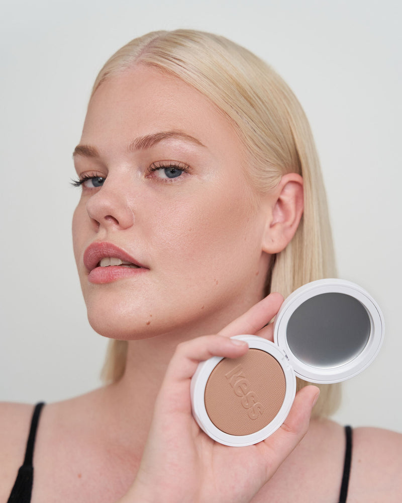 ; Roos trägt den 365 Grad Bronzer in Fair to Light