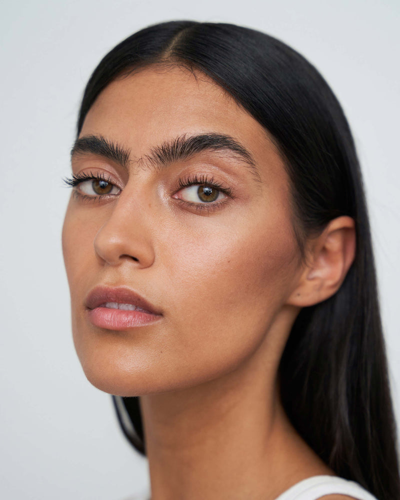 ; Victoria trägt den 365 Grad Bronzer in Tan to Deep